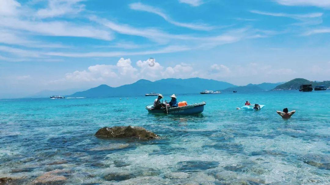 南登杜陵上,北望五陵间。秋水明落日,流光灭远山